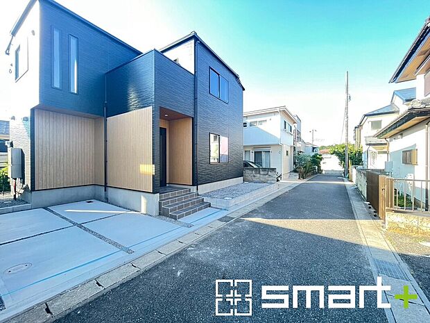 ～閑静な住宅街の立地～
・周辺は閑静な住宅街となっておりますので、静かな暮らしをご実現いただけます。
・前面道路の交通量も多くないので、小さなお子様がいるご家庭でもご安心ですね。