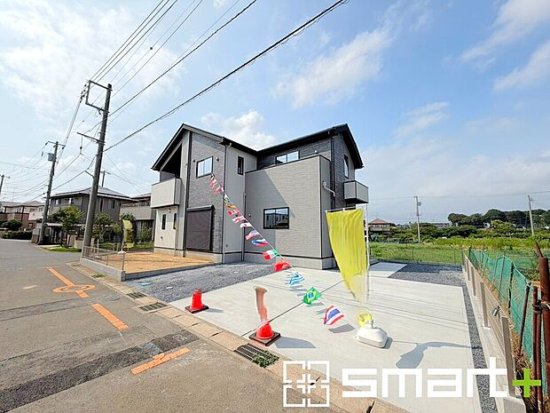 ～開放感ある角地のお住まい～
・２方向が空く事で開放感のある角地に位置しております。
・窮屈な感じが無く、ゆったりと暮らせるこの魅力をぜひ現地でご体感くださいませ。
(１号棟)