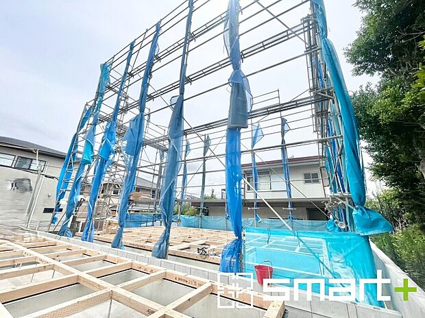 ~ベタ基礎でしっかりとした土台~
・コンクリートの中に鉄筋を配し強度を高めた「ベタ基礎」を採用。
・しっかりとした土台を造ったうえで、その上に建物が築造されていきます。
(1号棟)