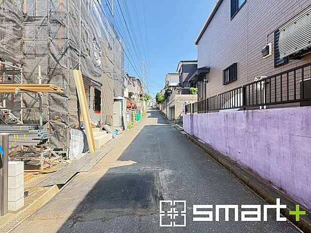 【～十分な広さのある前面道路～】・前面道路は約４ｍございますので、お車でのすれ違いも可能で余計なストレスがかかりません。
・日々お車での移動が多い方には大切なポイントですね。
　