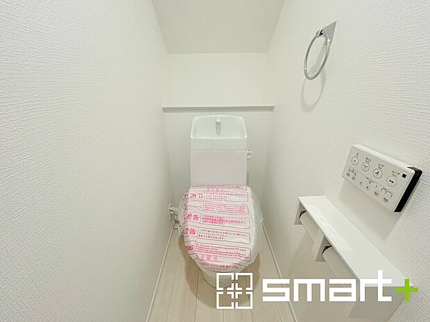 【~ウォシュレット付トイレ~】・清潔感あるウォシュレット付です。
・背面のスペースにちょっとした棚を設置すれば、トイレットペーパーのストックなども置けますね。