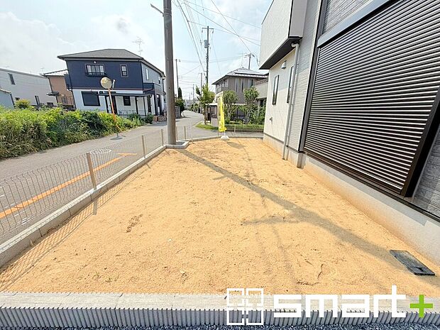 【～お庭もある余裕の敷地～】・広々した敷地にはお庭もご用意。お庭があるだけで余裕を感じますね。
・防草シートや人工芝の敷設などのオプションもお気軽にご相談くださいませ。
(１号棟)

