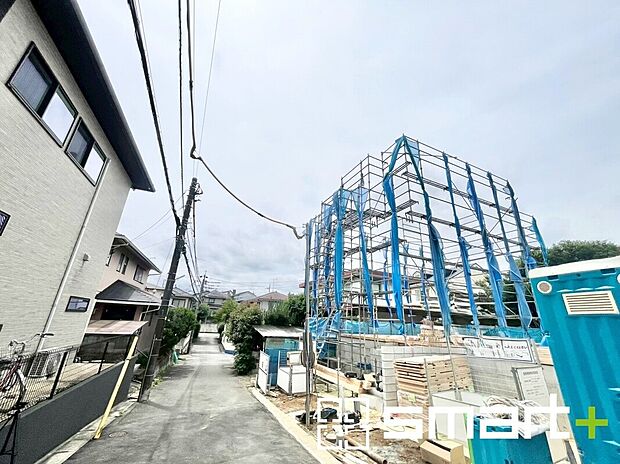 【~ベタ基礎でしっかりとした土台~】・コンクリートの中に鉄筋を配し強度を高めた「ベタ基礎」を採用。
・しっかりとした土台を造ったうえで、その上に建物が築造されていきます。
(1号棟)