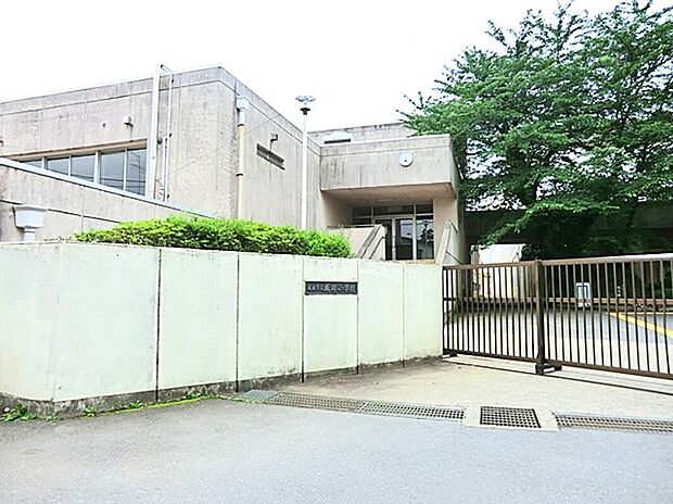 成田小学校(約1,200m)