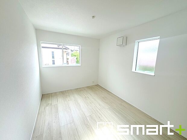 【~2面採光の明るいお部屋~】・洋室は2面採光とする事で穏やかな陽の入る明るい空間となっております。
・くつろぎのプライベート時間を明るい空間で穏やかにお過ごしいただけます。