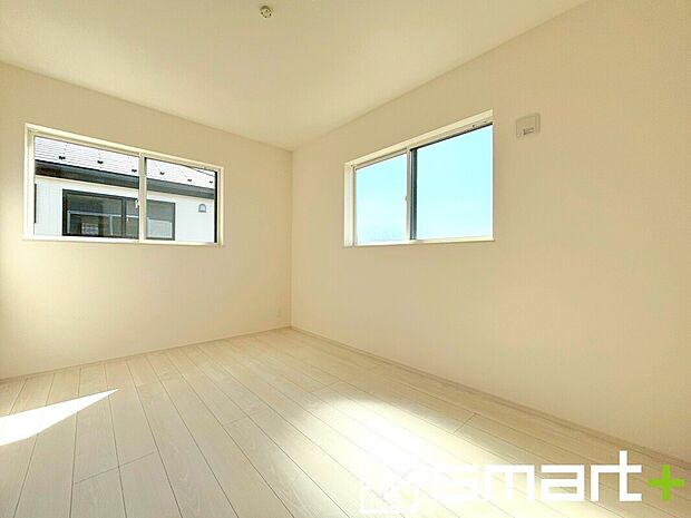 【~2面採光の明るいお部屋~】・洋室は2面採光とする事で穏やかな陽の入る明るい空間となっております。
・くつろぎのプライベート時間を明るい空間で穏やかにお過ごしいただけます。
(1号棟)