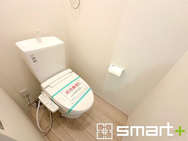【~やはり便利なタンク式トイレ~】・最近はタンクレストイレもございますが、タンク式の場合は停電時もお水を流すことが可能。
・故障時なども比較的費用が安くなるなど、メリットが多くなります。(1号棟)