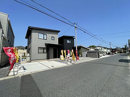大通りから1本入った交通量の少ない道に面しています