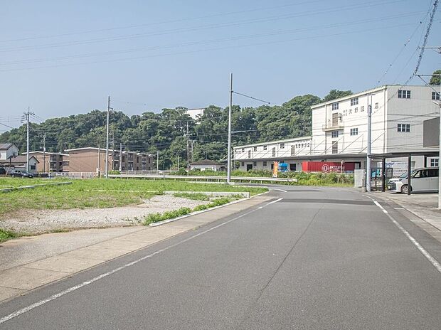 広くて見通しの良い道路のため、車の死角になりにくく、お子様の急な動きへの不安も和らぎますね。