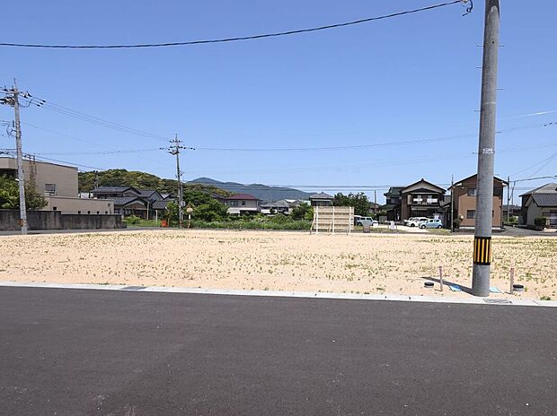 【現地土地写真】小・中学校が徒歩15分圏内と近く、お子様を安心して送り出せる住環境!
