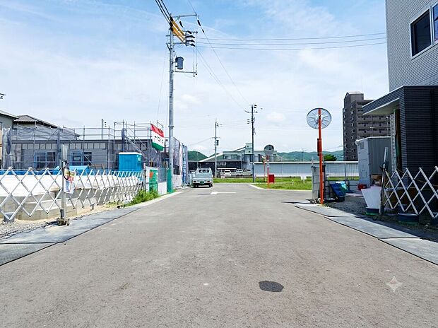 【前面道路含む現地土地写真】区画8西側道路。分譲地内は車通りが落ち着いているので、お子様とお散歩に出かけるのも良いですね!