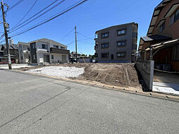 熊本県熊本市南区出仲間3丁目82番7(地番)、熊本市南区出仲間3丁目1-32(住居表示)