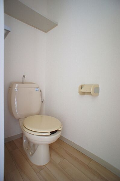 画像11:【トイレ】シャワートイレに交換予定（8月下旬）★上部には棚があり、小物が置けます★