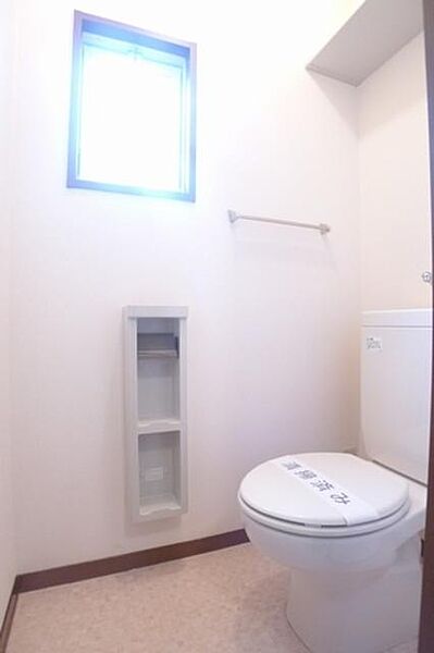 その他画像：トイレには収納棚と小窓。