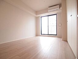 8.6帖の洋室です。バルコニーに出られます。浴室乾燥機もあるので雨の日や外に干せない洗濯物はバスルームでも乾かせます。エアコンも付いています。