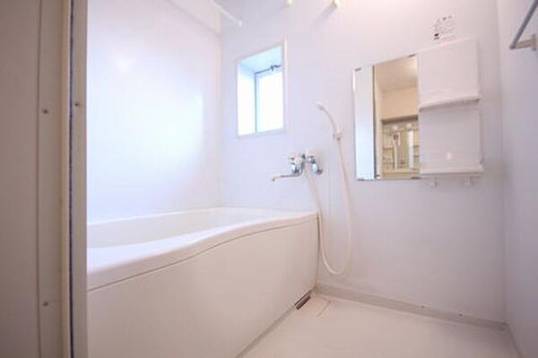 画像11:【浴室】浴室乾燥暖房機・物干バー・小窓・追焚給湯機能付きのお風呂です。