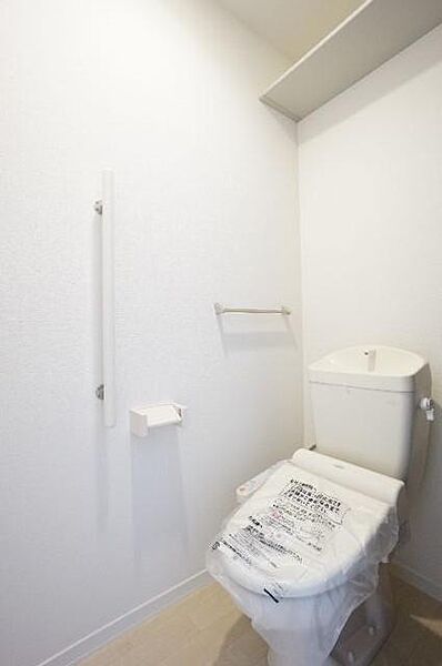 画像13:トイレは洗浄機能付き便座でタオル掛けや手摺も付いています