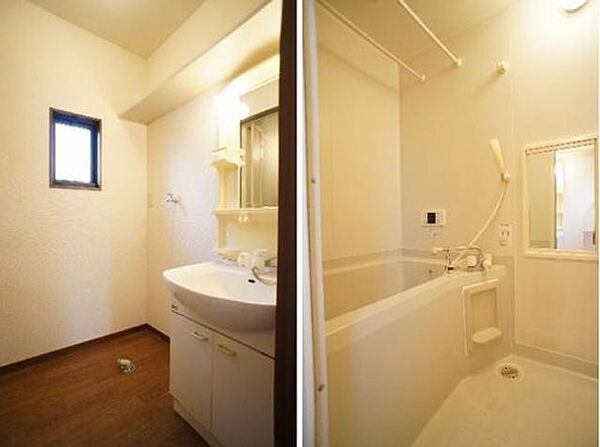 画像10:■脱衣所・浴室■洗面台横が洗濯機置場です♪洗剤類の置場に便利な棚付♪1日の疲れを癒してくれる浴室は白を基調とした清潔感のある仕上がり♪