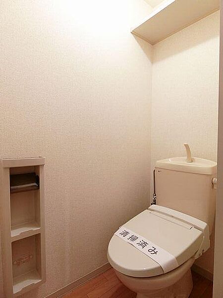画像15:【トイレ】あると嬉しい洗浄機能付き便】です♪上部の棚にトイレ用品を置くことができて便利♪