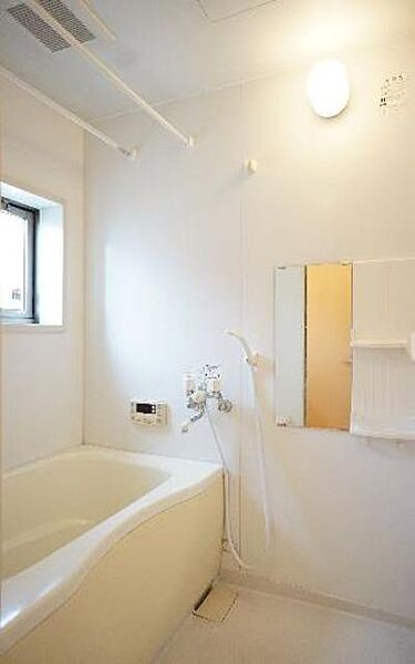 画像11:■浴室■1日の疲れを取るお風呂は白を基調とした清潔感ある浴室。沸かし直しができて経済的な追焚機能付き☆