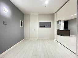 お部屋の印象を引き立たせるアクセントクロスや間接照明を採用しております。