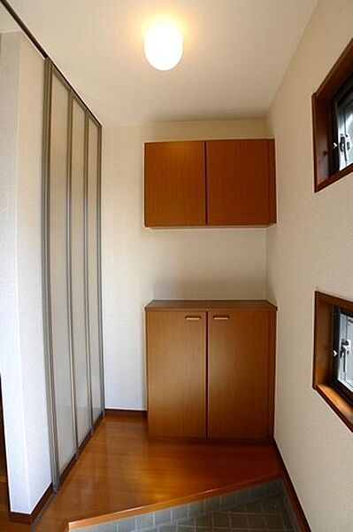画像11:【玄関】シューズボックスは上下にセパレートタイプ。棚は取り外し可能なので高さ調整も可能です☆
