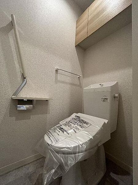 画像11:【トイレ】洗浄機能付暖房便座設置しております！トイレットペーパー等をストックできる棚が付いています♪
