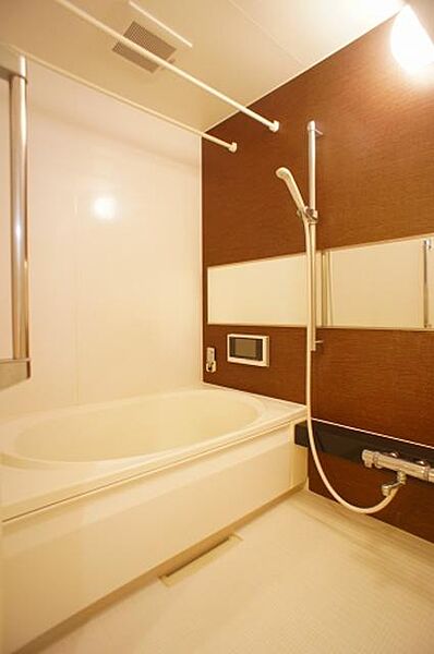 画像9:【浴室】大きな横広鏡♪シャワーヘッドは上下に高さ調節可能です★