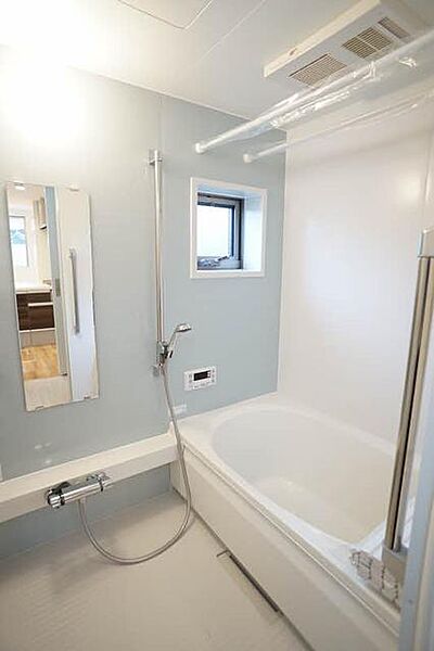 画像10:浴室。雨の日に利用できる浴室暖房乾燥機付きです。