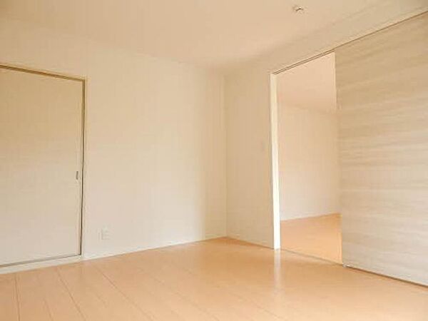 室内：【洋室】白を基調とした清潔感のあるお部屋になっております♪　用途に合わせて使える収納あり！