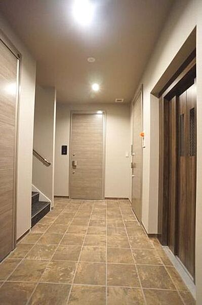 画像15:館内の廊下はタイルや絨毯が貼ってあります。また、2・3Ｆの共用エアコンもあるので年間を通して快適です。