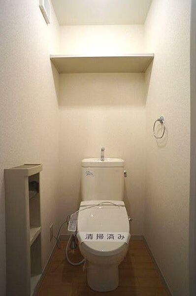 画像15:トイレには洗浄便座も設置！上部の棚は収納にも。