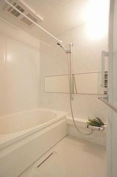 画像10:ホワイトのアクセントパネルによりすっきりしたイメージの浴室。一日の疲れを癒やしてください☆