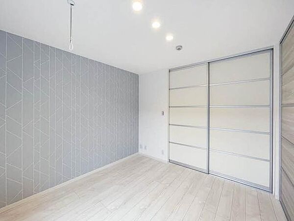 画像4:【洋室】清涼感のあるホワイトベースのお部屋に、アッシュカラーの壁紙がスタイリッシュな雰囲気の洋室です。収納スペースを大きく確保しているます。