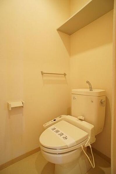 画像11:☆トイレ☆暖房洗浄便座機能付きトイレです。上部の棚にトイレットペーパー等を置くことができます。