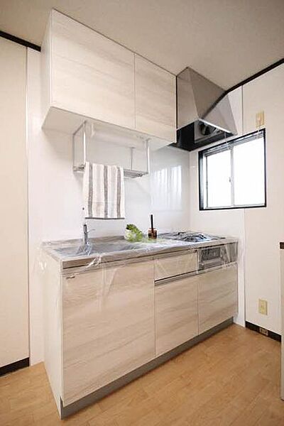 画像9:白を基調とした上下に収納のあるキッチン。