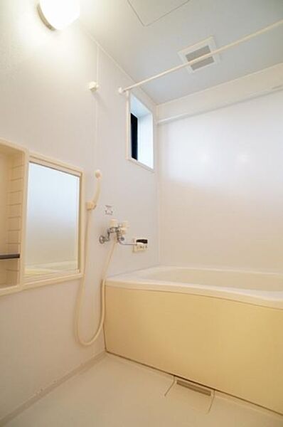 画像13:◆浴室◆収納棚・ミラー付き！白を基調とした清潔感なるデザインになっていて、一日の疲れを癒してくれる浴室です♪