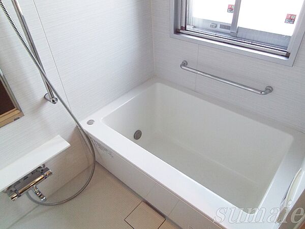 画像5:☆広くてキレイな窓付きのお風呂です☆
