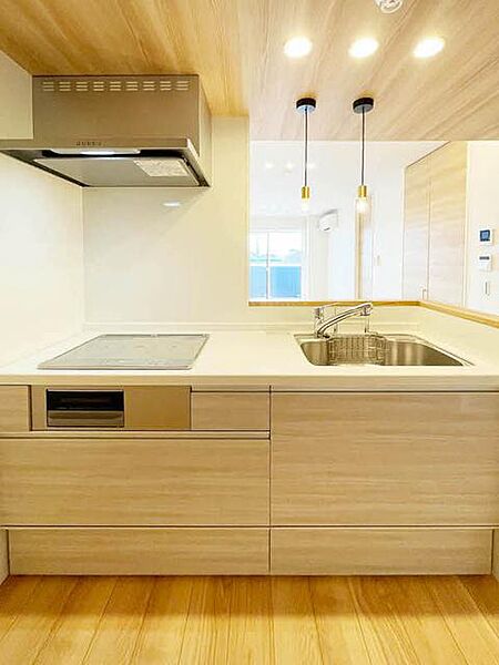 画像12:【キッチン】おしゃれな照明を設置したキッチン。人口大理石のワークトップは、高級感があります。ＩＨクッキングヒーターは、安心、安全で掃除も簡単です。3つ口コンロなので、同時に調理ができて、時短です。