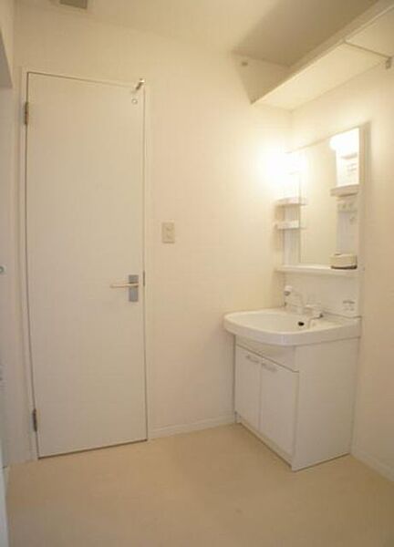 画像8:洗面所もホワイト！清潔感漂う空間になっております♪