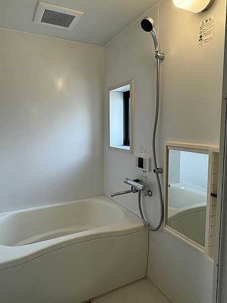 画像9:浴室にはサーモスタット式混合水栓を採用／追い炊き機能付きの浴室です