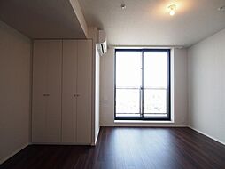 入口はリビングと洗面所の2方向にドアがあります。収納は窓側に物入れ、洗面所側にＷＩＣがあります。
