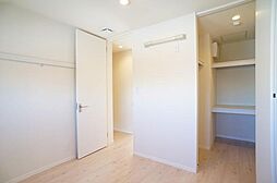 【洋室5．0帖】もう1部屋の洋室です。ＬＥＤダウンシーリング・化粧幕板・ウォークインクローゼットがあります。