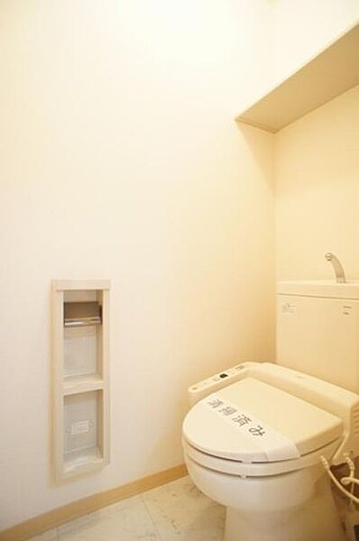 画像14:トイレはもちろん暖房機能付洗浄便器です！トイレの上部には空間を利用し、トイレットペーパー等をストックできる棚が付いています♪