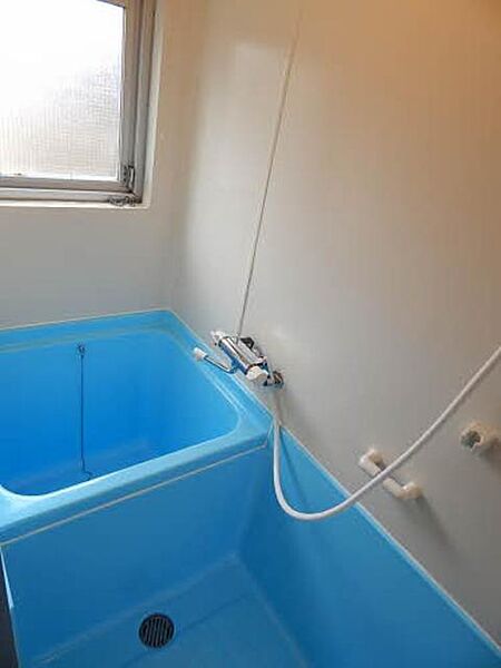 画像10:浴室には小窓があり換気に便利です！