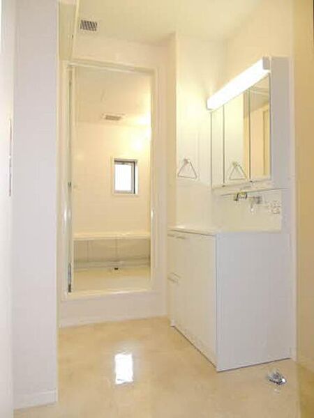 洗面所：シャワー水栓付！横には洗濯機を置くスペースもございます！