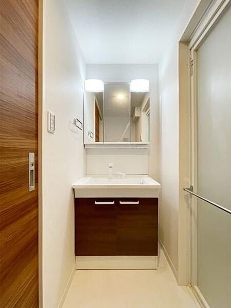 画像11:【洗面台】ブラウンの扉が高級感ある、三面鏡タイプの洗髪洗面台。