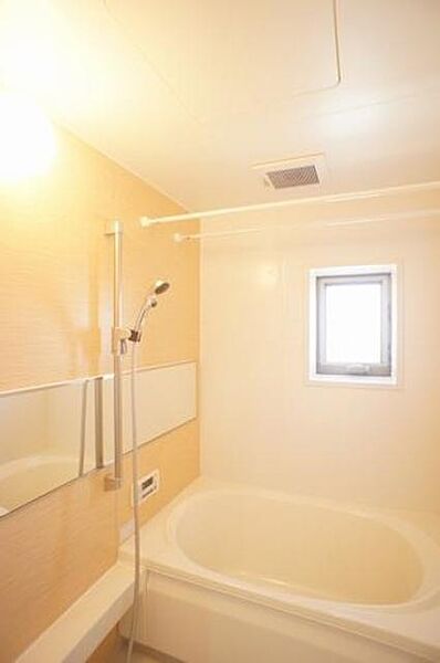 画像10:■浴室■　温度調節が可能なサーモスタット式の水栓です。パープルのパネルがおしゃな空間を演出しております。上部には物干しバーがついております。