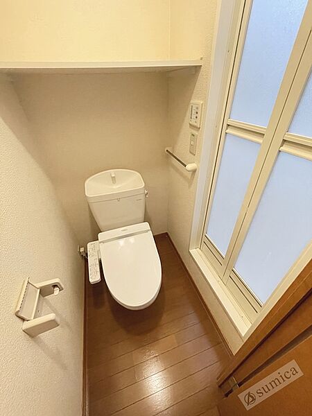 画像18:人気アイテムの温水洗浄便座。清潔感のあるトイレです。