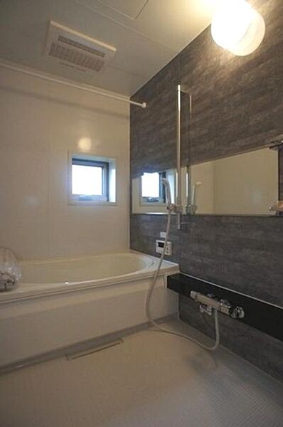 画像9:【浴室】洗濯物の乾燥機能、浴室の予備暖房も備えた換気扇付きです。